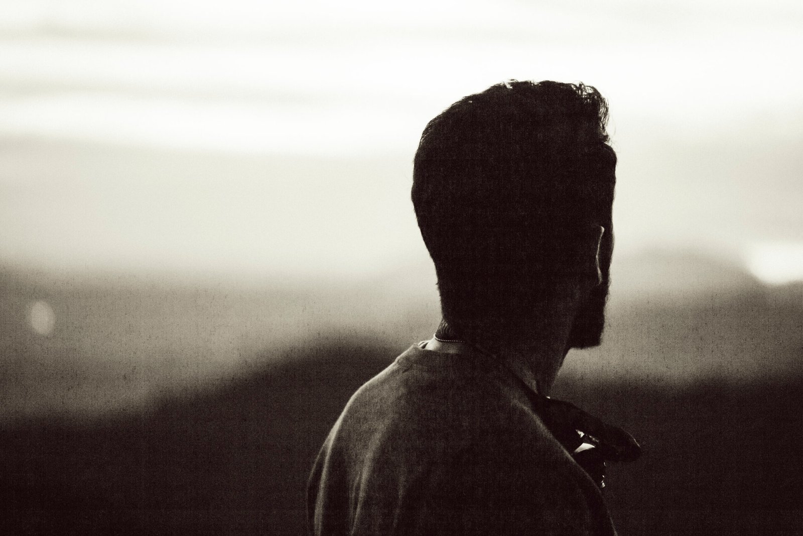 vintage-photography-man-looking-horizon